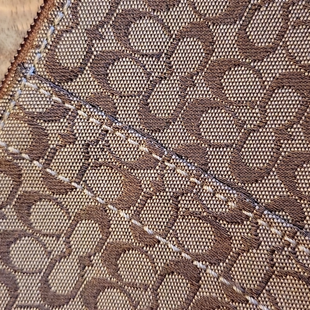 COACH WRISTLET. Sold - Picture 3 of 3